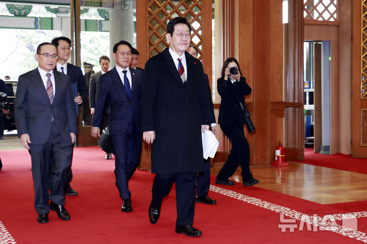 [서울=뉴시스] 최동준 기자 = 이재명 대통령이 29일 청와대로 첫 출근하고 있다. 대통령의 청와대 복귀는 2022년 5월 이후 3년 7개월 만이다. 2025.12.29. photocdj@newsis.com