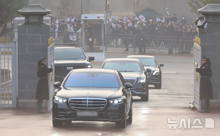 [서울=뉴시스] 최동준 기자 = 이재명 대통령이 청와대에서 집무를 시작하는 29일 이 대통령이 탄 차량이 청와대 본관으로 향하고 있다. 대통령의 청와대 복귀는 2022년 5월 이후 3년 7개월 만이다. (청와대통신사진기자단) 2025.12.29. photocdj@newsis.com