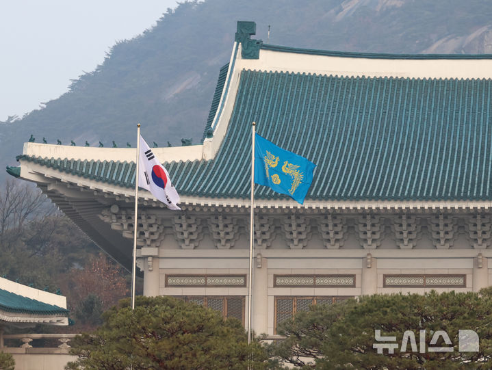 [서울=뉴시스] 최동준 기자 = 이재명 대통령이 청와대에서 집무를 시작하는 29일 청와대 본관 앞에 봉황기가 게양되어 있다. 대통령의 청와대 복귀는 2022년 5월 이후 3년 7개월 만이다. (청와대통신사진기자단) 2025.12.29. photocdj@newsis.com