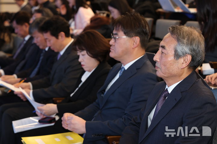 [서울=뉴시스] 조성우 기자 = 민중기 특별검사가 29일 오전 서울 종로구 KT 광화문빌딩 웨스트에서 김건희 여사의 각종 의혹 관련 최종 수사 결과 발표 브리핑을 하기 전 자리하고 있다. 2025.12.29. xconfind@newsis.com