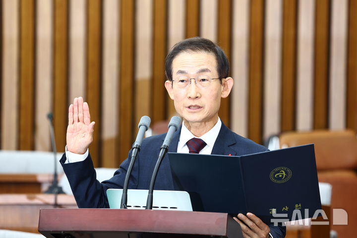 [서울=뉴시스] 김명년 기자 = 김호철 감사원장 후보자가 29일 오전 서울 여의도 국회에서 열린 인사청문회에서 선서하고 있다. 2025.12.29. kmn@newsis.com