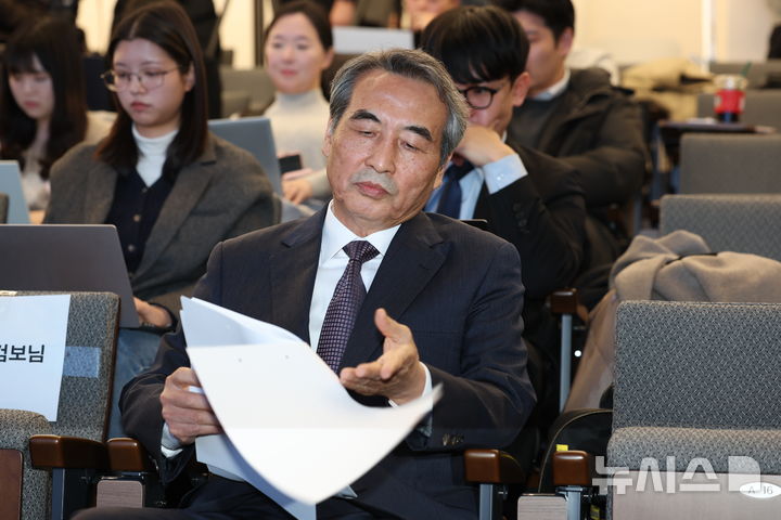 [서울=뉴시스] 조성우 기자 = 민중기 특별검사가 29일 오전 서울 종로구 KT 광화문빌딩 웨스트에서 김건희 여사의 각종 의혹 관련 최종 수사 결과 발표 브리핑 전 자료를 살펴보고 있다. 2025.12.29. xconfind@newsis.com