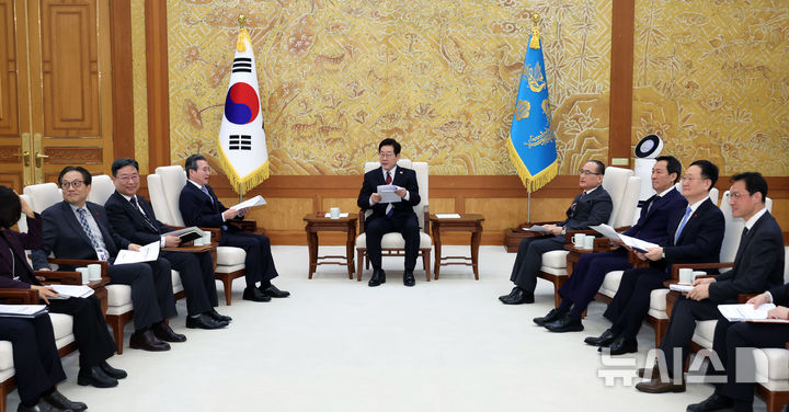 [서울=뉴시스] 최동준 기자 = 이재명 대통령이 29일 청와대 본관에서 김용범 정책실장, 위성락 안보실장 등 참모진과 차담회를 하고 있다. (청와대통신사진기자단) 2025.12.29. photocdj@newsis.com