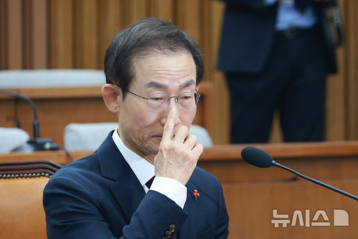 [서울=뉴시스] 고승민 기자 = 김호철 감사원장 후보자가 29일 서울 여의도 국회에서 열린 인사청문회에서 얼굴을 만지고 있다. 2025.12.29. kkssmm99@newsis.com