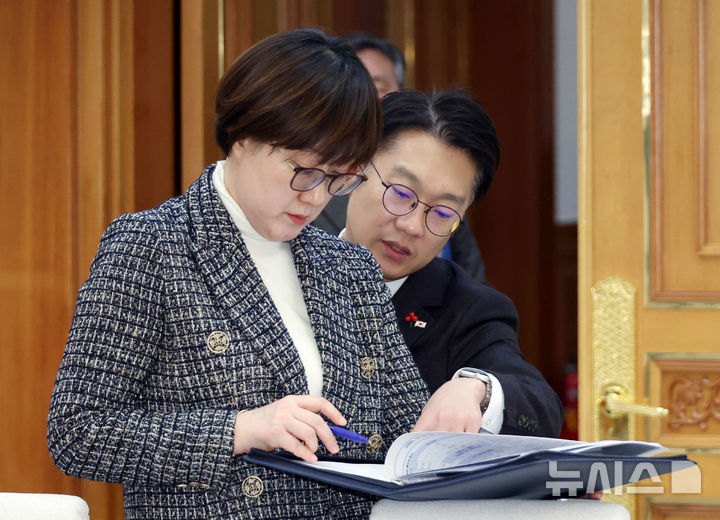 [서울=뉴시스] 최동준 기자 = 김현지 제1부속실장과 김남준 대변인이 지달 29일 청와대 본관에서 열린 이재명 대통령 주재 차담회에 앞서 대화하고 있다. (청와대통신사진기자단) 2025.12.29. photocdj@newsis.com