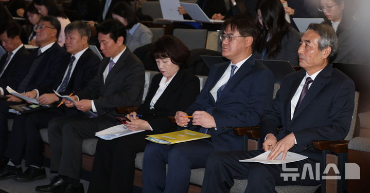 [서울=뉴시스] 조성우 기자 = 민중기 특별검사팀이 29일 오전 서울 종로구 KT 광화문빌딩 웨스트에서 김건희 여사의 각종 의혹 관련 최종 수사 결과 발표 브리핑을 하기 전 자리하고 있다. 2025.12.29. xconfind@newsis.com