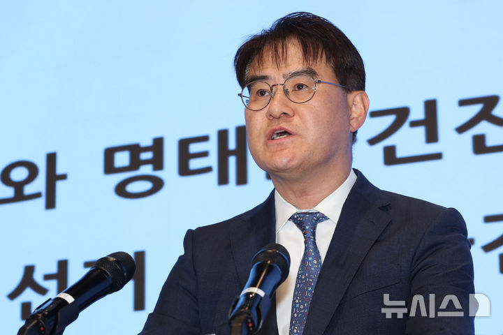 [서울=뉴시스] 조성우 기자 = 김형근 특검보가 29일 오전 서울 종로구 KT 광화문빌딩 웨스트에서 김건희 여사의 각종 의혹 관련 최종 수사 결과 발표 브리핑을 하고 있다. 2025.12.29. xconfind@newsis.com