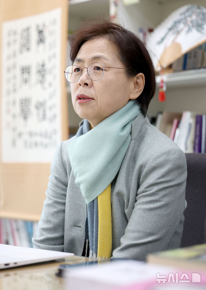 [서울=뉴시스] 김선웅 기자 = 배영자 건국대학교 정치외교학과 교수가 지난달 29일 서울 광진구 건국대학교 교수연구실에서 뉴시스와 인터뷰를 하고 있다. 2025.12.29. mangusta@newsis.com