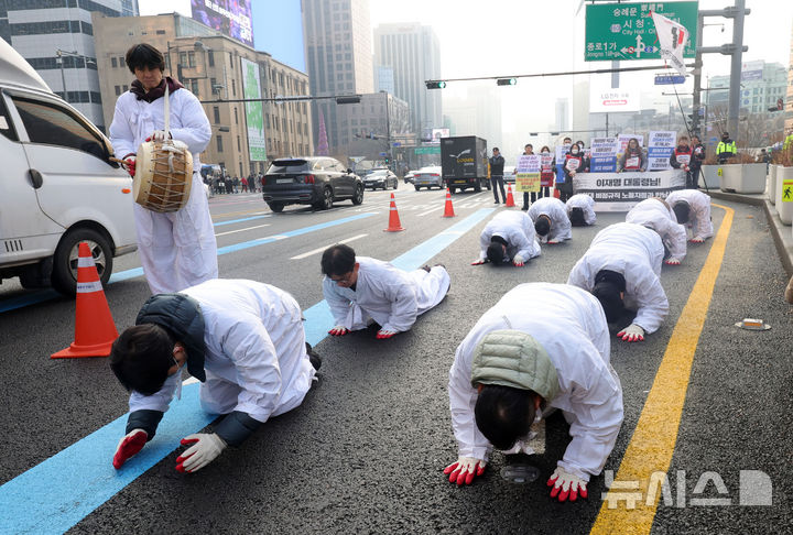 [서울=뉴시스] 홍효식 기자 = 청와대 비정규직 노동자들이 29일 서울 종로구 광화문광장에서 고용 보장을 촉구하며 청와대로 삼보일배하고 있다. 2025.12.29. yesphoto@newsis.com
