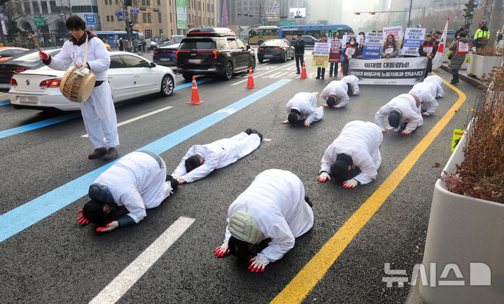[서울=뉴시스] 홍효식 기자 = 청와대 비정규직 노동자들이 29일 서울 종로구 광화문광장에서 고용 보장을 촉구하며 청와대로 삼보일배하고 있다. 2025.12.29. yesphoto@newsis.com