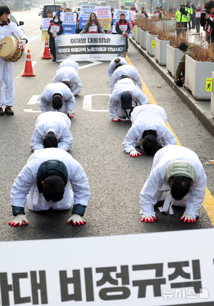 [서울=뉴시스] 홍효식 기자 = 청와대 비정규직 노동자들이 29일 서울 종로구 광화문광장에서 고용 보장을 촉구하며 청와대로 삼보일배하고 있다. 2025.12.29. yesphoto@newsis.com