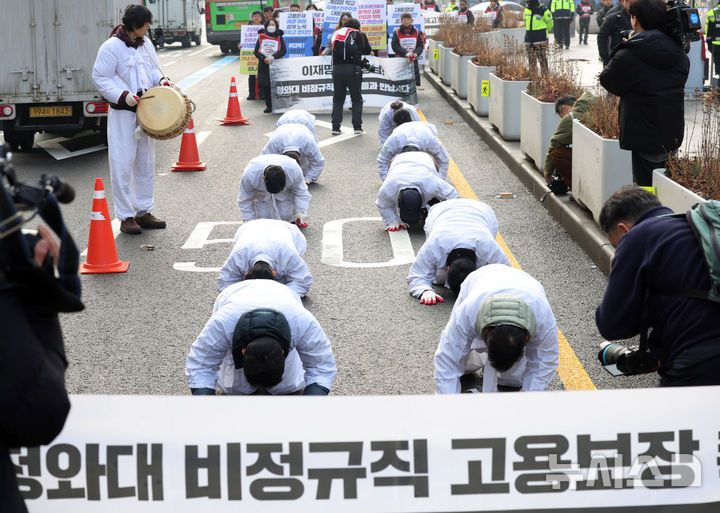 [서울=뉴시스] 홍효식 기자 = 청와대 비정규직 노동자들이 29일 서울 종로구 광화문광장에서 고용 보장을 촉구하며 청와대로 삼보일배하고 있다. 2025.12.29. yesphoto@newsis.com