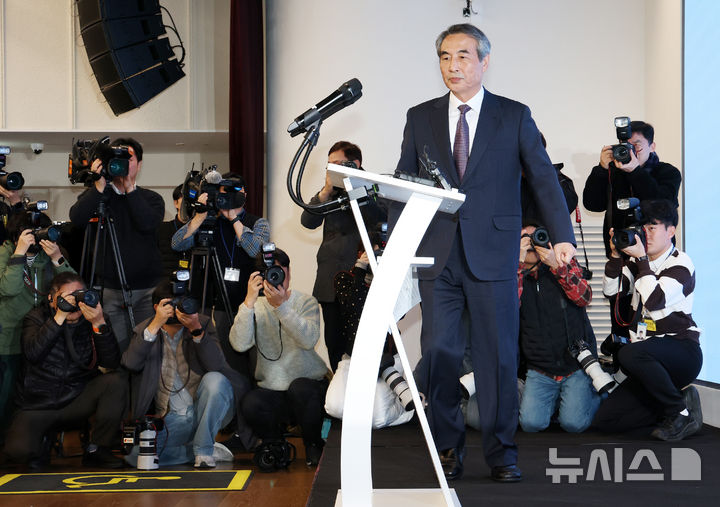 [서울=뉴시스] 조성우 기자 = 민중기 특별검사가 29일 오전 서울 종로구 KT 광화문빌딩 웨스트에서 김건희 여사의 각종 의혹 관련 최종 수사 결과 발표 브리핑을 하기 위해 단상으로 향하고 있다. 2025.12.29. xconfind@newsis.com