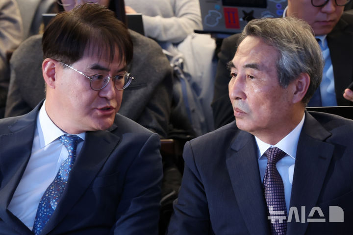 [서울=뉴시스] 조성우 기자 = 민중기(오른쪽) 특별검사와 김형근 특검보가 29일 오전 서울 종로구 KT 광화문빌딩 웨스트에서 열린 김건희 여사의 각종 의혹 관련 최종 수사 결과 발표 브리핑에서 대화하고 있다. 2025.12.29. xconfind@newsis.com