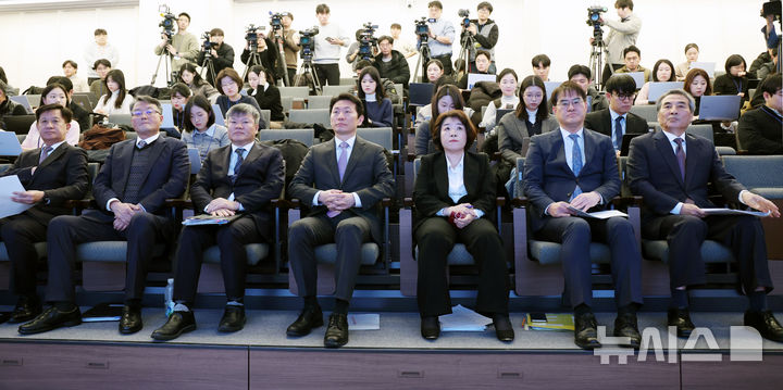 [서울=뉴시스] 조성우 기자 = 민중기(앞줄 오른쪽) 특별검사와 특검보들이 29일 오전 서울 종로구 KT 광화문빌딩 웨스트에서 열린 김건희 여사의 각종 의혹 관련 최종 수사 결과 발표 브리핑에 참석해 자리하고 있다. 오른쪽부터 민중기 특검, 김형근, 오정희, 박상진, 문홍주, 김경호, 박노수 특검보. 2025.12.29. xconfind@newsis.com