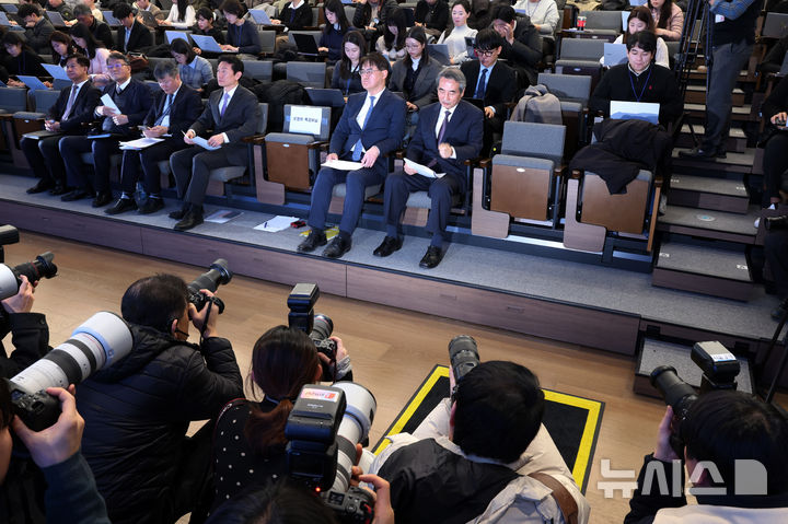 [서울=뉴시스] 조성우 기자 = 민중기(앞줄 오른쪽) 특별검사가 29일 오전 서울 종로구 KT 광화문빌딩 웨스트에서 열린 김건희 여사의 각종 의혹 관련 최종 수사 결과 발표 브리핑에서 자료를 살펴보고 있다. 2025.12.29. xconfind@newsis.com