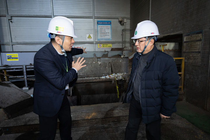 [서울=뉴시스] 권창회 기자 = 김성환 기후에너지환경부 장관이 29일 경기 안산시 생활폐기물 중계처리시설을 찾아 수도권 생활폐기물 직매립금지 시행 대비 처리계획을 점검하고 관련 시설을 둘러보고 있다. (사진=기후에너지환경부 제공) 2025.12.29. photo@newsis.com *재판매 및 DB 금지
