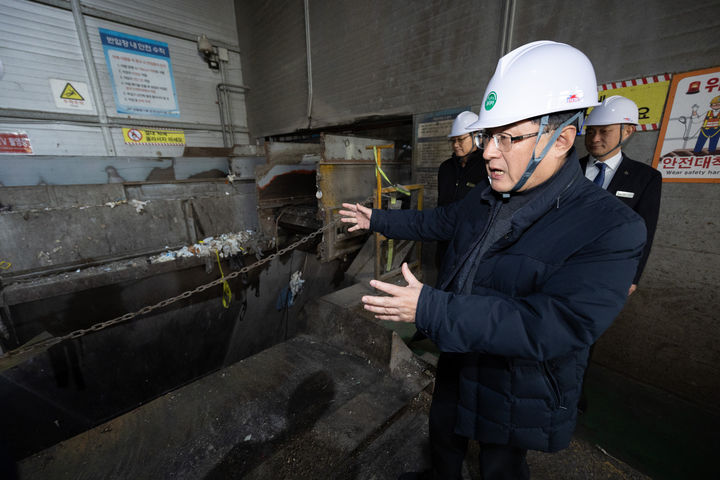 [서울=뉴시스] 권창회 기자 = 김성환 기후에너지환경부 장관이 29일 경기 안산시 생활폐기물 중계처리시설을 찾아 수도권 생활폐기물 직매립금지 시행 대비 처리계획을 점검하고 관련 시설을 둘러보고 있다. (사진=기후에너지환경부 제공) 2025.12.29. photo@newsis.com *재판매 및 DB 금지
