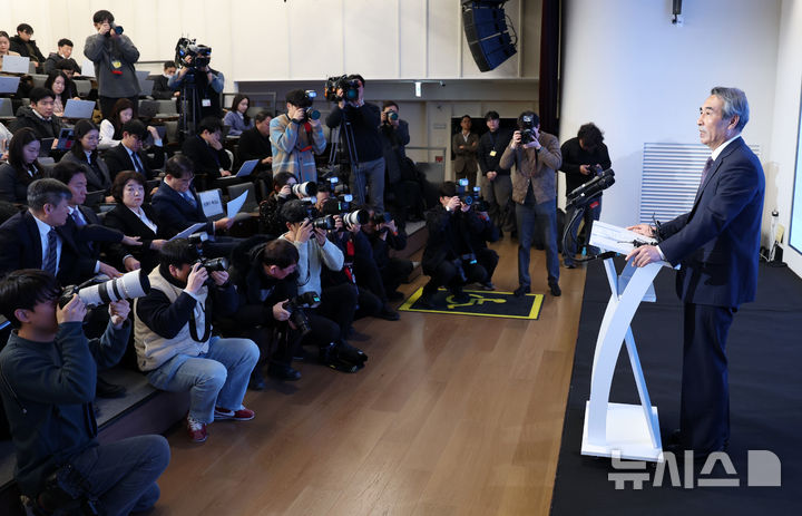 [서울=뉴시스] 조성우 기자 = 민중기 특별검사가 29일 오전 서울 종로구 KT 광화문빌딩 웨스트에서 김건희 여사의 각종 의혹 관련 최종 수사 결과 발표 브리핑을 하고 있다. 2025.12.29. xconfind@newsis.com