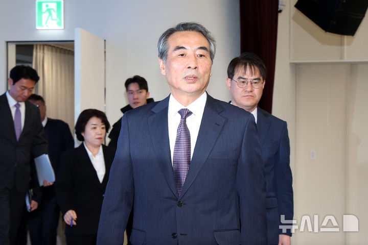 [서울=뉴시스] 조성우 기자 = 민중기 특별검사와 특검보가 29일 오전 서울 종로구 KT 광화문빌딩 웨스트에서 열린 김건희 여사의 각종 의혹 관련 최종 수사 결과 발표 브리핑에 참석하고 있다. 2025.12.29. xconfind@newsis.com