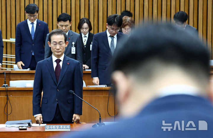 [서울=뉴시스] 김명년 기자 = 김호철 감사원장 후보자가 29일 오전 서울 여의도 국회에서 열린 인사청문회에서 12.29 무안공항 여객기 참사 희생자들을 추모하며 묵념하고 있다. 2025.12.29. kmn@newsis.com