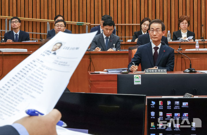 [서울=뉴시스] 김명년 기자 = 김호철 감사원장 후보자가 29일 오전 서울 여의도 국회에서 열린 인사청문회에서 의원 질의를 듣고 있다. 2025.12.29. kmn@newsis.com