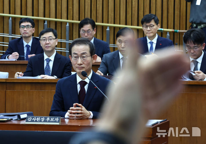 [서울=뉴시스] 김명년 기자 = 김호철 감사원장 후보자가 29일 오전 서울 여의도 국회에서 열린 인사청문회에서 의원 질의를 듣고 있다. 2025.12.29. kmn@newsis.com
