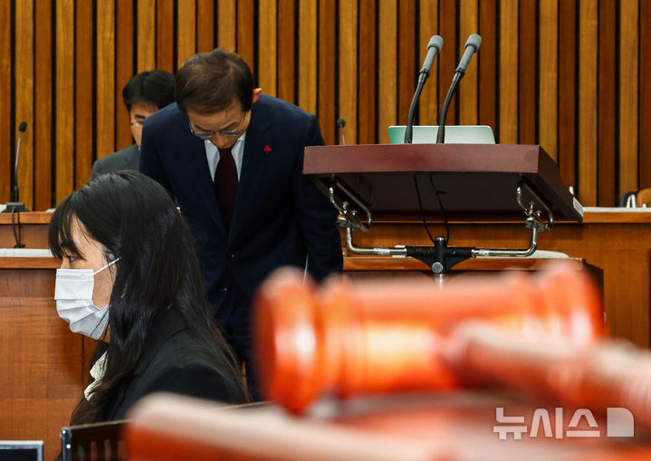 [서울=뉴시스] 김명년 기자 = 김호철 감사원장 후보자가 29일 오전 서울 여의도 국회에서 열린 인사청문회에서 모두발언 전 인사하고 있다. 2025.12.29. kmn@newsis.com