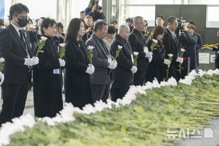 [무안=뉴시스] 사진공동취재단 = 29일 오전 무안국제공항에서 열린 '12.29 제주항공 여객기 참사 1주기 추모식'에서 김유진 유가족협의회 대표를 비롯한 유가족들이 희생자들을 기리며 묵념하고 있다. 2025.12.29. photo@newsis.com