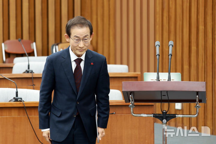 [서울=뉴시스] 고승민 기자 = 김호철 감사원장 후보자가 29일 서울 여의도 국회에서 열린 인사청문회에서 인사를 하고 있다. 2025.12.29. kkssmm99@newsis.com