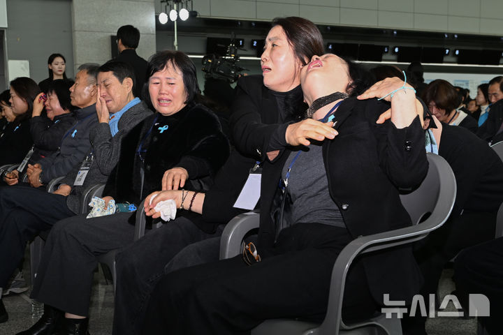 [무안=뉴시스] 이영주 기자 = 12·29 제주항공 여객기 참사 1주기인 29일 오전 전남 무안국제공항에서 열린 참사 1주기 추모식에 참석한 유가족들이 오열하고 있다. 2025.12.29. leeyj2578@newsis.com