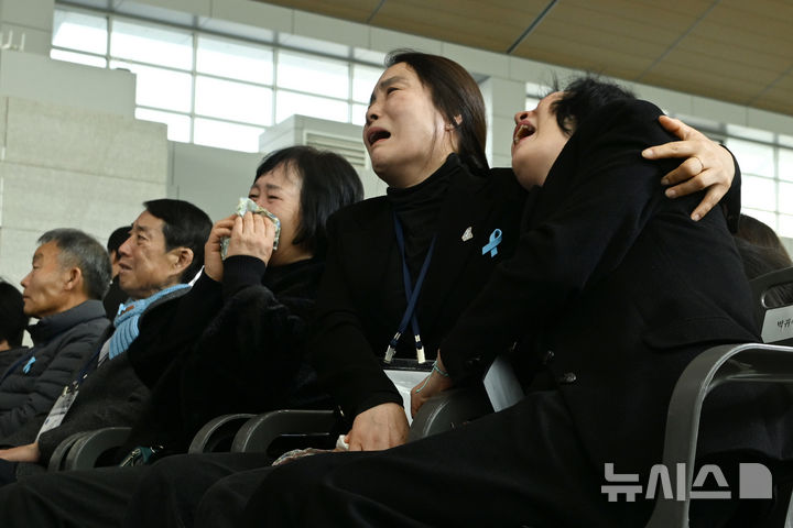 [무안=뉴시스] 이영주 기자 = 12·29 제주항공 여객기 참사 1주기인 29일 오전 전남 무안국제공항에서 열린 참사 1주기 추모식에 참석한 유가족들이 오열하고 있다. 2025.12.29. leeyj2578@newsis.com