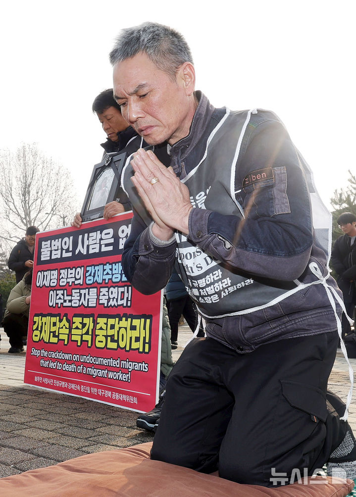 [서울=뉴시스] 홍효식 기자 = 고(故) 뚜안 씨의 아버지가 29일 서울 종로구 청와대 분수대 앞에서 사망에 대한 정부 사과·진상규명·강제 단속 중단을 촉구하며 108배를 하고 있2025.12.29. yesphoto@newsis.com