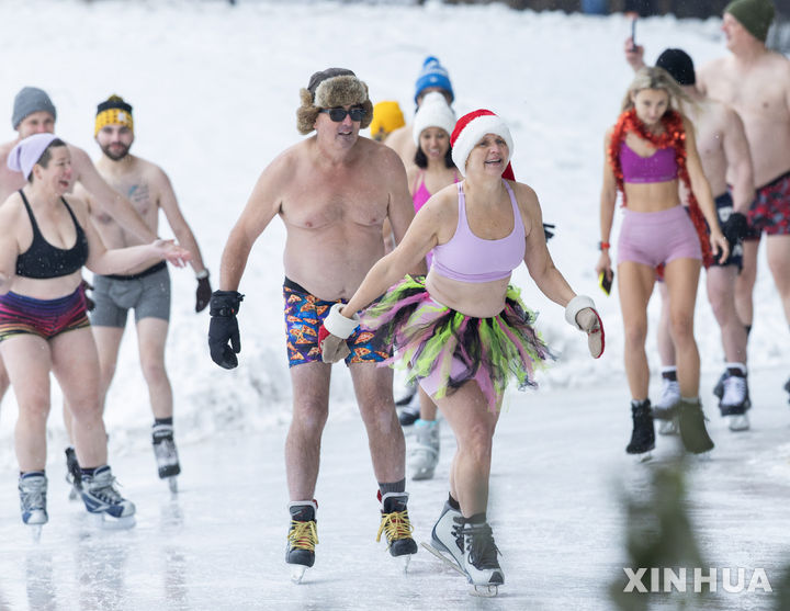 [토론토=신화/뉴시스] 28일(현지 시간) 캐나다 토론토에서 열린 연례 ‘2025 토론토 북극곰 스케이트’ 행사에 수영복 차림의 참가자들이 스케이트를 지치고 있다. 이날 행사에는 약 160명이 참가한 것으로 알려졌다. 2025.12.29.