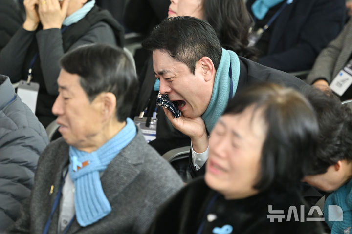 [무안=뉴시스] 이영주 기자 = 12·29 제주항공 여객기 참사 1주기인 29일 오전 전남 무안국제공항에서 열린 참사 1주기 추모식에 참석한 유가족들이 오열하고 있다. 2025.12.29. leeyj2578@newsis.com