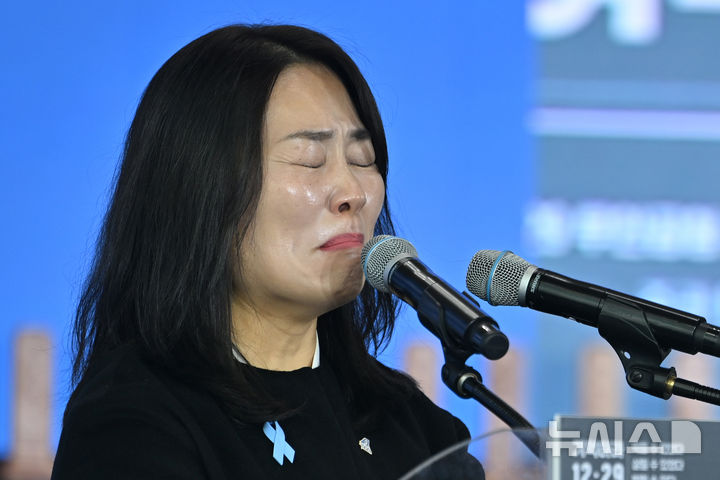 [무안=뉴시스] 이영주 기자 = 김유진 12·29 무안공항 제주항공 여객기 참사 유가족 협의회 대표가 12·29 제주항공 여객기 참사 1주기인 29일 오전 전남 무안국제공항에서 열린 추모식에 참석해 추모사를 하던 중 눈물을 참고 있다.2025.12.29. leeyj2578@newsis.com