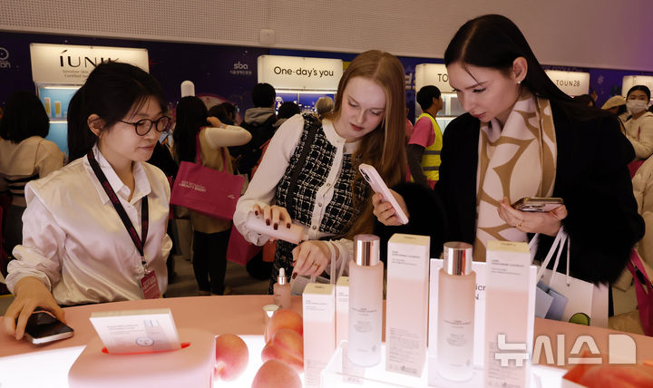 [서울=뉴시스] 김혜진 기자 = 29일 서울 중구 동대문디자인플라자(DDP)에서 열린 2025 서울콘 K뷰티부스트를 찾은 관람객들이 부스를 둘러보고 있다. 2025.12.29. jini@newsis.com