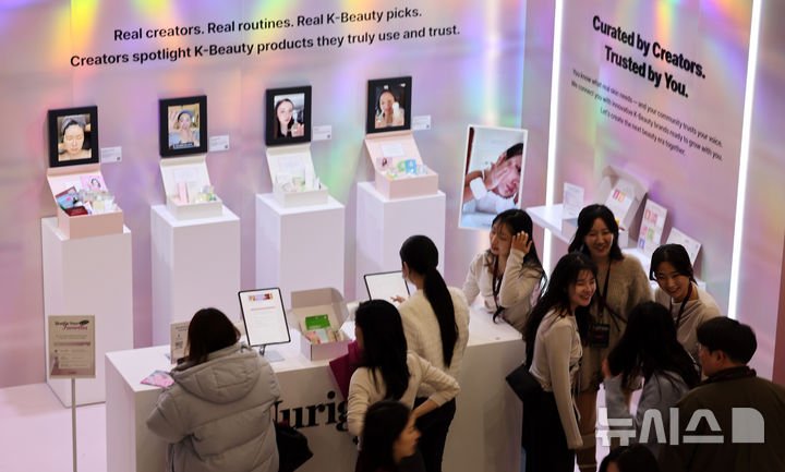 [서울=뉴시스] 김혜진 기자 = 29일 서울 중구 동대문디자인플라자(DDP)에서 열린 2025 서울콘 K뷰티부스트를 찾은 관람객들이 부스를 둘러보고 있다. 2025.12.29. jini@newsis.com