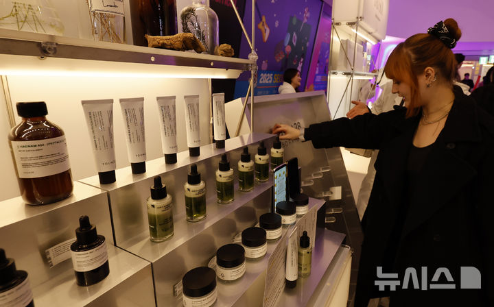 [서울=뉴시스] 김혜진 기자 = 29일 서울 중구 동대문디자인플라자(DDP)에서 열린 2025 서울콘 K뷰티부스트를 찾은 관람객들이 부스를 둘러보고 있다. 2025.12.29. jini@newsis.com
