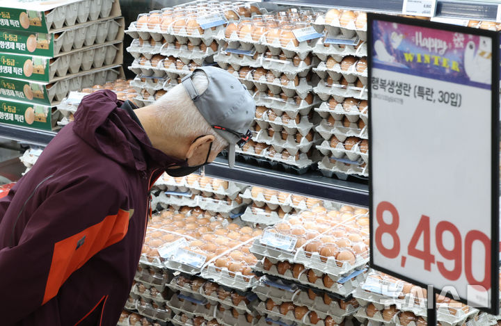 [서울=뉴시스] 황준선 기자 = 29일 서울 시내 한 대형마트 계란 매대에서 소비자들이 계란을 고르고 있다. 2025.12.29. hwang@newsis.com
