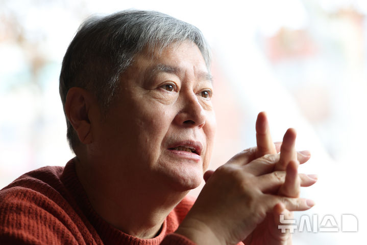 [서울=뉴시스] 황준선 기자 = 강승원 김광석추모사업회장이 29일 서울 종로구 학림다방에서 뉴시스와 인터뷰를 하고 있다. 2025.12.29. hwang@newsis.com