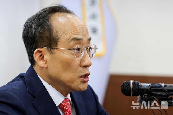 [대구=뉴시스] 이무열 기자 = 서울중앙지법 형사합의34부(부장판사 한성진)는 오는 25일 내란 중요임무 종사 혐의로 기소된 추경호 국민의힘 의원의 첫 공판을 연다. 사진은 지난해 12월 29일 대구시장 출마 선언 의사를 밝히는 추 의원. 2026.03.20. lmy@newsis.com