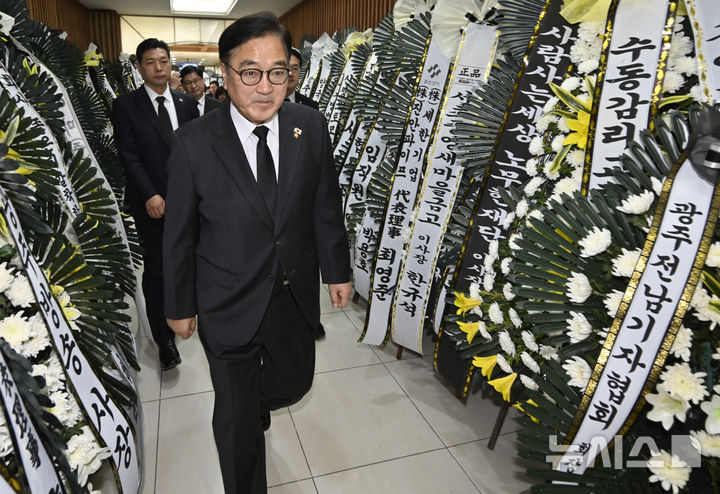 [광주=뉴시스] 박기웅 기자 = 우원식 국회의장이 29일 오후 광주 서구 천지장례식장에 마련된 고(故) 안성례 전 오월어머니집 관장의 빈소를 방문하고 있다. 2025.12.29. pboxer@newsis.com