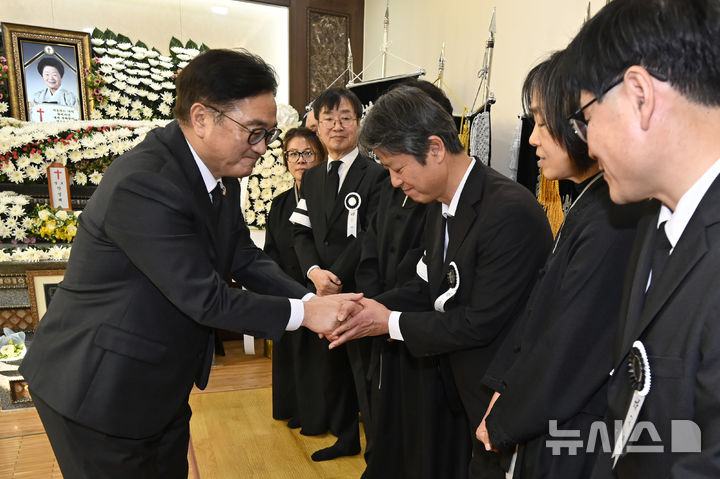 [광주=뉴시스] 박기웅 기자 = 우원식 국회의장이 29일 오후 1시10분께 광주 서구 천지장례식장에 마련된 고(故) 안성례 전 오월어머니집 관장의 빈소를 찾아 조문한 뒤 유가족을 위로하고 있다. 2025.12.29. pboxer@newsis.com