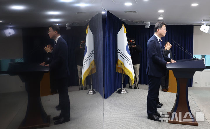 [서울=뉴시스] 추상철 기자 = 류제명 과학기술정보통신부 제2차관이 29일 오후 서울 종로구 정부서울청사에서 'KT/LGU+ 침해사고 조사 결과 발표' 관련 브리핑을 하고 있다. 2025.12.29. scchoo@newsis.com