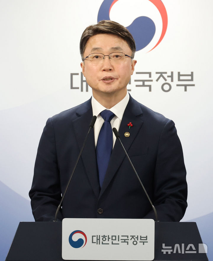 [서울=뉴시스] 추상철 기자 = 류제명 과학기술정보통신부 제2차관이 29일 오후 서울 종로구 정부서울청사에서 'KT/LGU+ 침해사고 조사 결과 발표' 관련 브리핑을 하고 있다. 2025.12.29. scchoo@newsis.com