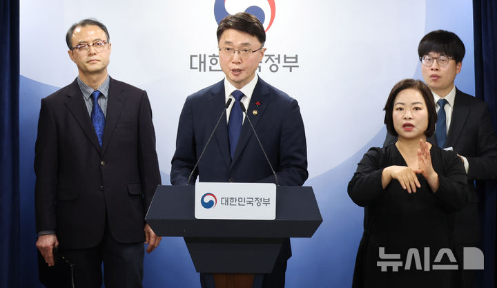 [서울=뉴시스] 추상철 기자 = 류제명 과학기술정보통신부 제2차관이 29일 오후 서울 종로구 정부서울청사에서 열린 'KT-LGU+ 침해사고 조사 결과 발표' 관련 브리핑에서 취재진의 질문에 답변하고 있다. 2025.12.29. scchoo@newsis.com