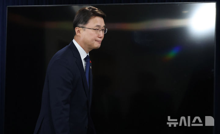 [서울=뉴시스] 추상철 기자 = 류제명 과학기술정보통신부 제2차관이 29일 오후 서울 종로구 정부서울청사에서 'KT/LGU+ 침해사고 조사 결과 발표' 관련 브리핑을 위해 단상을 향하고 있다. 2025.12.29. scchoo@newsis.com