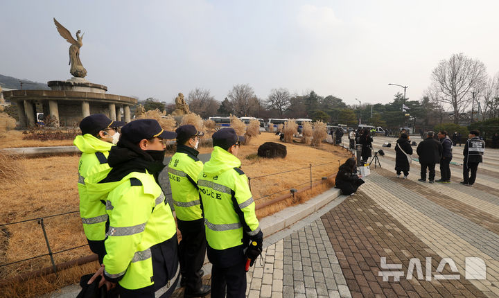 [서울=뉴시스] 홍효식 기자 = 이재명 대통령이 청와대 집무를 시작한 29일 서울 종로구 청와대 분수대 앞에서 시민사회단체들이 집회를 하고 있는 가운데 경찰들이 업무를 보고 있다. 2025.12.29. yesphoto@newsis.com