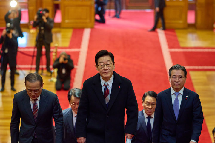 [서울=뉴시스] 최동준 기자 = 이재명 대통령이 29일 청와대로 첫 출근하고 있다. (사진=청와대 제공) 2025.12.29. photo@newsis.com *재판매 및 DB 금지